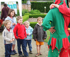 narren amuseren de talrijk opgekomen kinderen